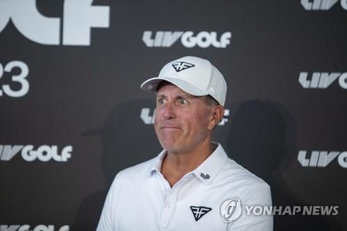 기자회견에 나선 미컬슨.