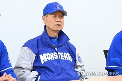 인터뷰하는 김성근 감독