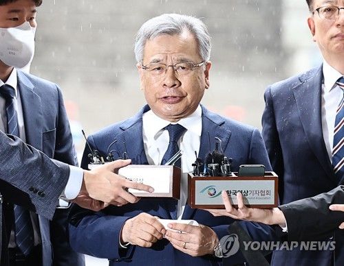 취재진 앞에 선 박영수 전 특검