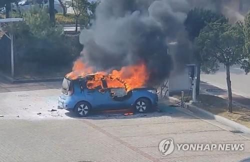 지난 4월 10일 강원 춘전시 전기차 충전소에서 차량 화재가 발생한 모습. [독자 제공. 재판매 및 DB 금지]