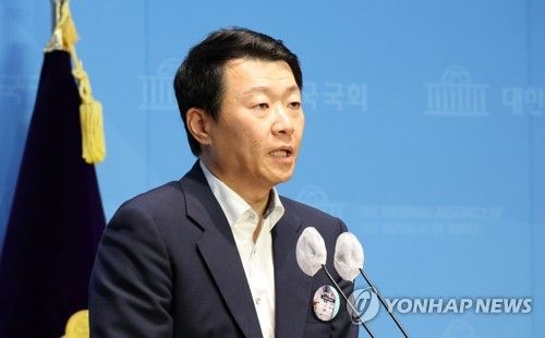 논평 발표하는 윤희석 대변인