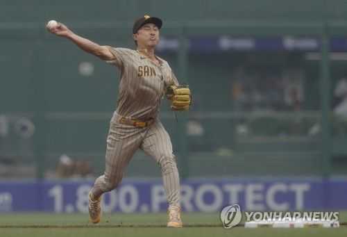 수비하는 김하성