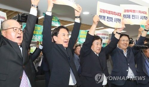 강원특별법 통과 반기는 김진태 강원지사
