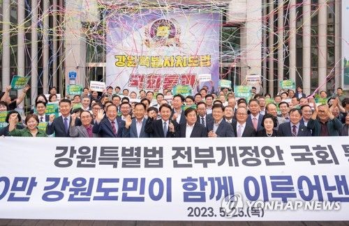 김진태 강원지사가 지난달 25일 서울 강원도민회관에서 강원특별자치도법 개정안이 국회 본회의를 통과한 것을 자축하고 있다. [강원도 제공. 재판매 및 DB 금지]