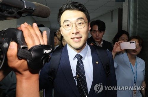 국회에 나온 김남국 의원