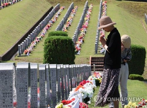 지난달 31일 오전 경북 국립영천호국원에서 한 시민이 참배하고 있다. [연합뉴스 자료사진]
