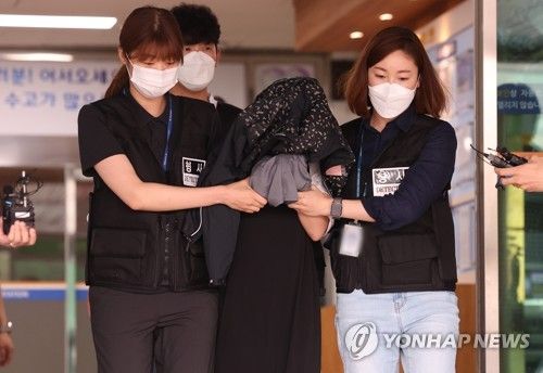 '냉장고 영아시신 사건' 친모 살인 혐의로 검찰 송치