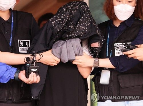 '냉장고 영아시신 사건' 친모 살인 혐의로 검찰 송치
