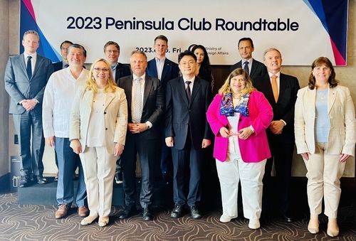 전영희 평화외교기획단장, '한반도클럽' 주한대사들과 조찬