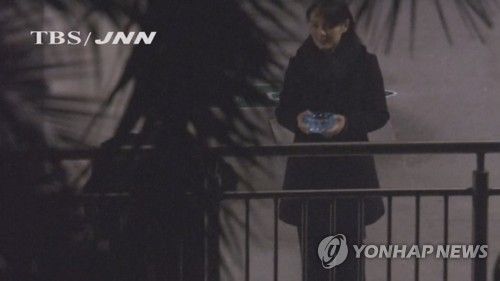 재떨이 들고 서 있는 김여정