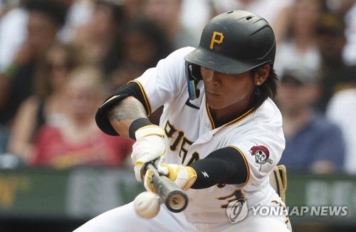 번트 시도하는 배지환