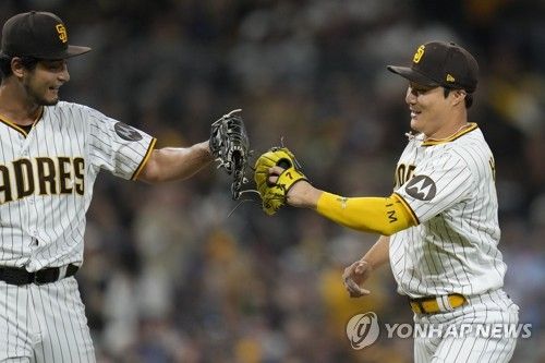 김하성의 호수비에 고마움을 표하는 다루빗슈