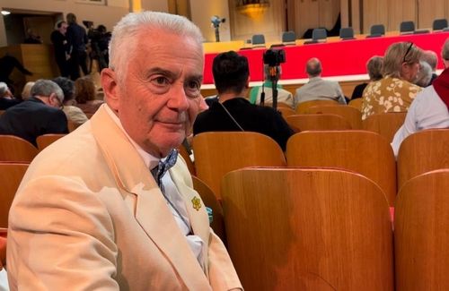 연합뉴스와 인터뷰하는 관객