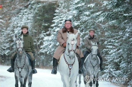 백마 타고 백두산 오른 김정은과 김여정