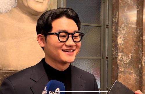 취재진 질문에 답하는 김태한