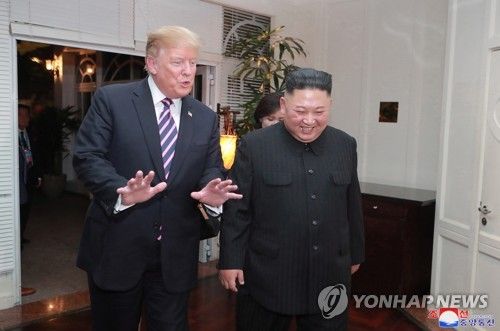 도널드 트럼프 전 미국 대통령과 김정은 북한 국무위원장이 2019년 베트남 하노이 정상회담에서 만난 모습