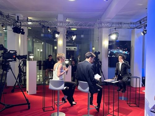 현지 매체도 열띤 취재