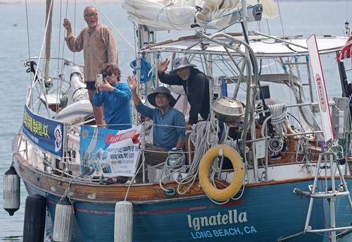 손 흔드는 원정대원들