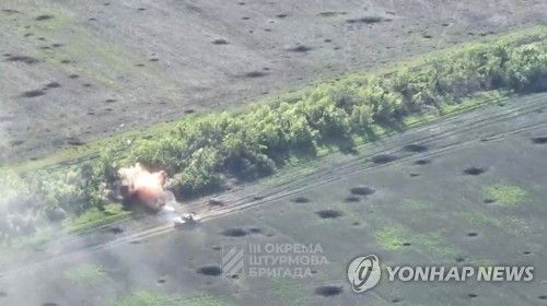 4일(현지시간) 우크라이나군이 바흐무트 방향의 러시아 전지를 파괴하는 모습