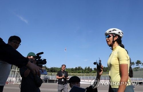 취재진 인터뷰하는 나화린