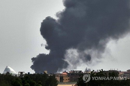 수단 군벌간 무력충돌이 휴전 종료후 다시 본격화한 가운데 하르툼 시내에서 검은 연기가 치솟고 있다..