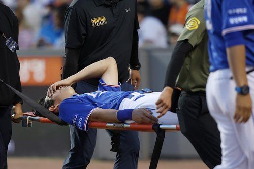 들것에 실려 나가는 구자욱