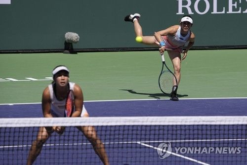 가토 미유(오른쪽)