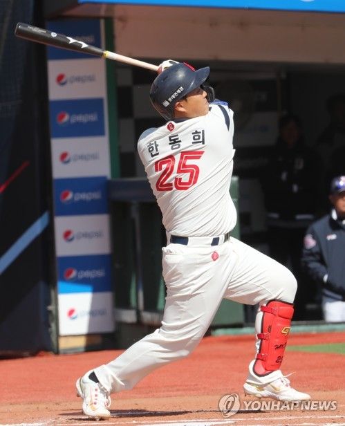 한동희, 첫 타석부터 투런홈런