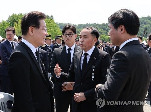 최원일 전 천안함장 항의받는 이재명 대표