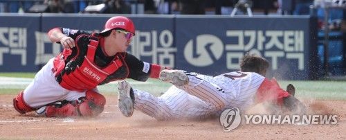 홈 태그아웃당하는 김현수