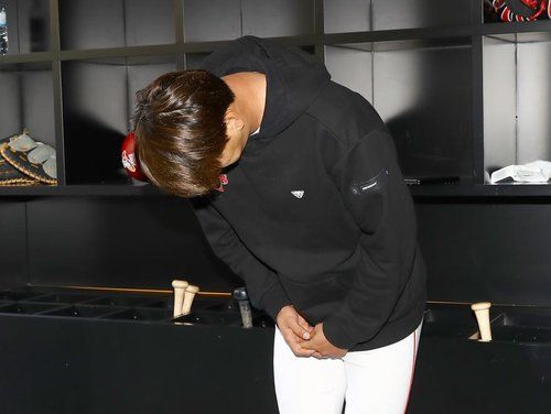 고개 숙인 김광현