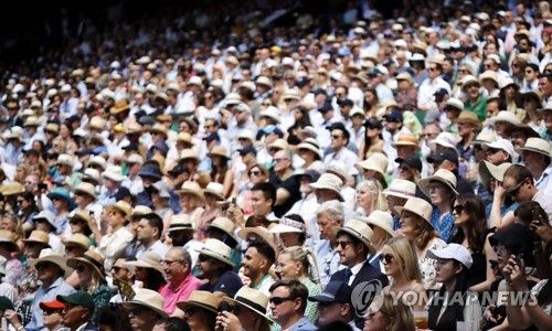 지난해 윔블던 경기 지켜보는 팬들