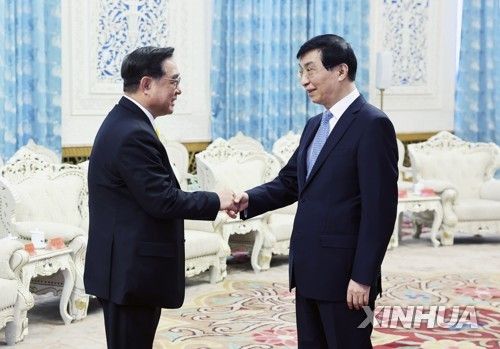 우청뎬 대만 신당 주석(좌) 만난 왕후닝 중국 정협 주석