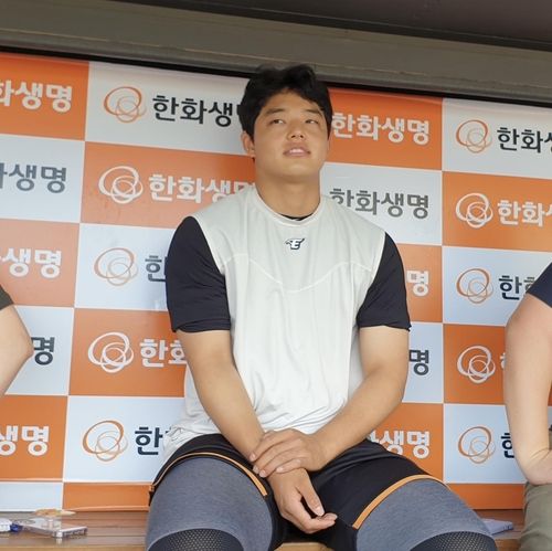 인터뷰하는 한화 문동주