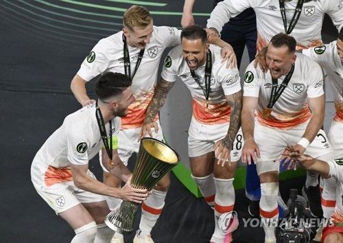 UECL 우승 트로피 들어올리는 웨스트햄 선수들