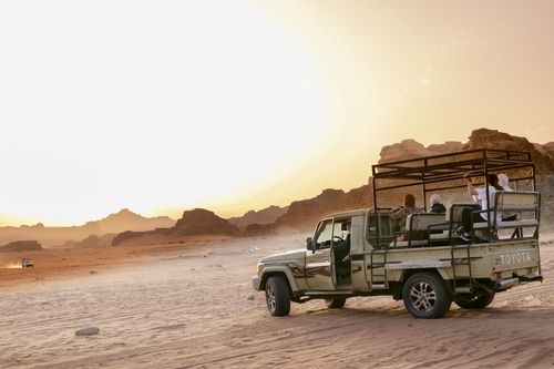 지프에 탄 채 석양을 관람하는 관광객들 [사진/성연재 기자] 