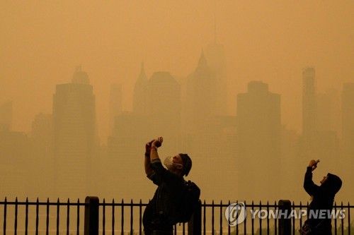 뉴욕시 '오렌지 하늘' 사진 찍는 사람들
