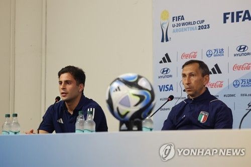 취재진 질문 답하는 사무엘레 조바네