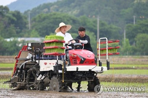 자율주행 이앙기 탄 윤석열 대통령