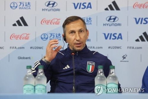 취재진 질문 답하는 카르미네 눈치아타 감독