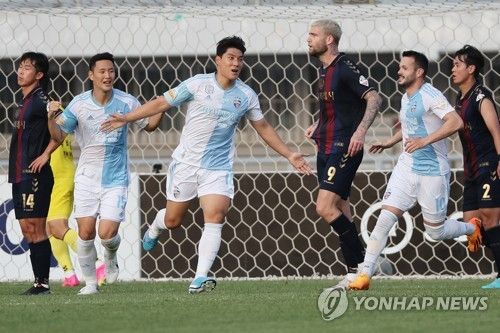 골을 넣고 기뻐하는 주민규