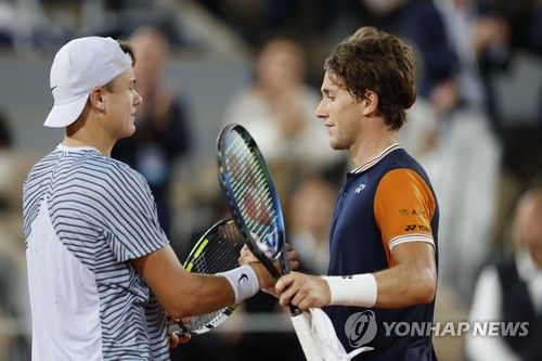 경기 끝나고 인사하는 루드(오른쪽)와 루네