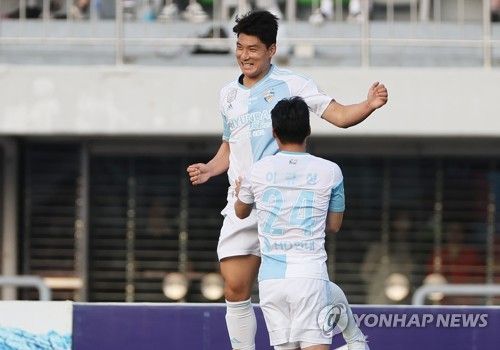 골세리머니를 펼치는 울산 주민규