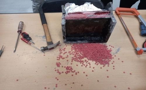 도자기 받침대에 숨긴 야바 마약