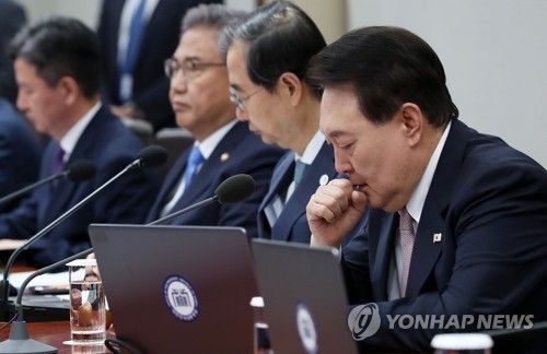 목청 가다듬는 윤석열 대통령