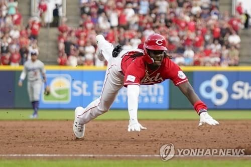 3루에 슬라이딩하는 엘리 데 라 크루즈