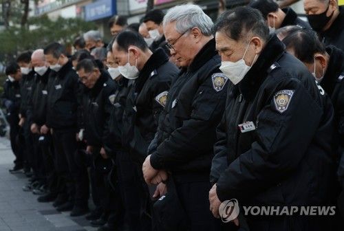 묵념하는 경비원들