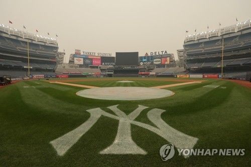산불 여파로 대기질이 악화한 양키스타디움 모습