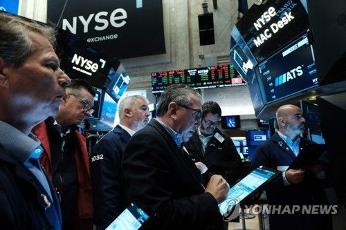 NYSE 입회장에서 일하는 트레이더들의 모습