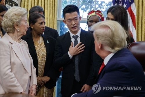2019년 7월 트럼프와 얘기하는 주경배 목사 아들 일룡씨